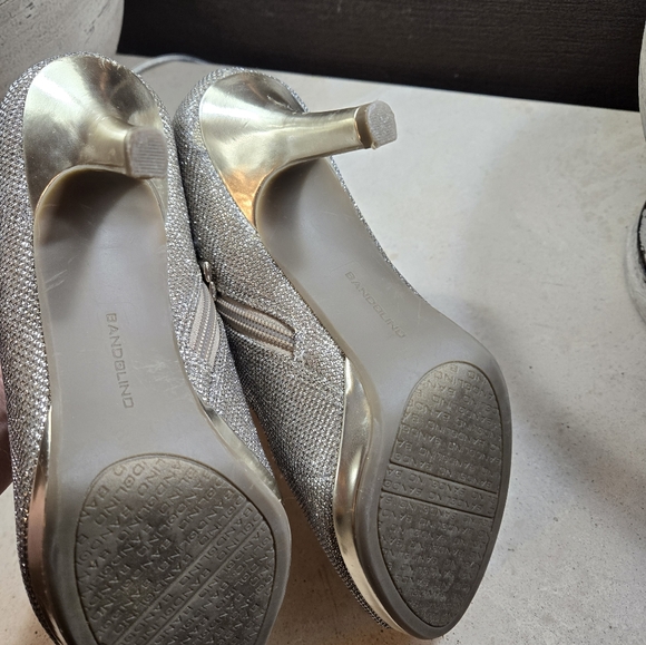 Women's size 7 Bandolino peep toe bling heels - Picture 4 of 4